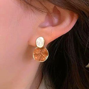 ENAMEL OIL DROP EARRINGS in Coffee & Cream